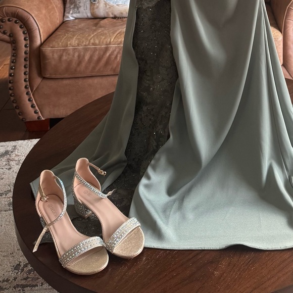 Glamour dress shoes size 8 1/2 wedding bridal worn for alterations. - Picture 8 of 10